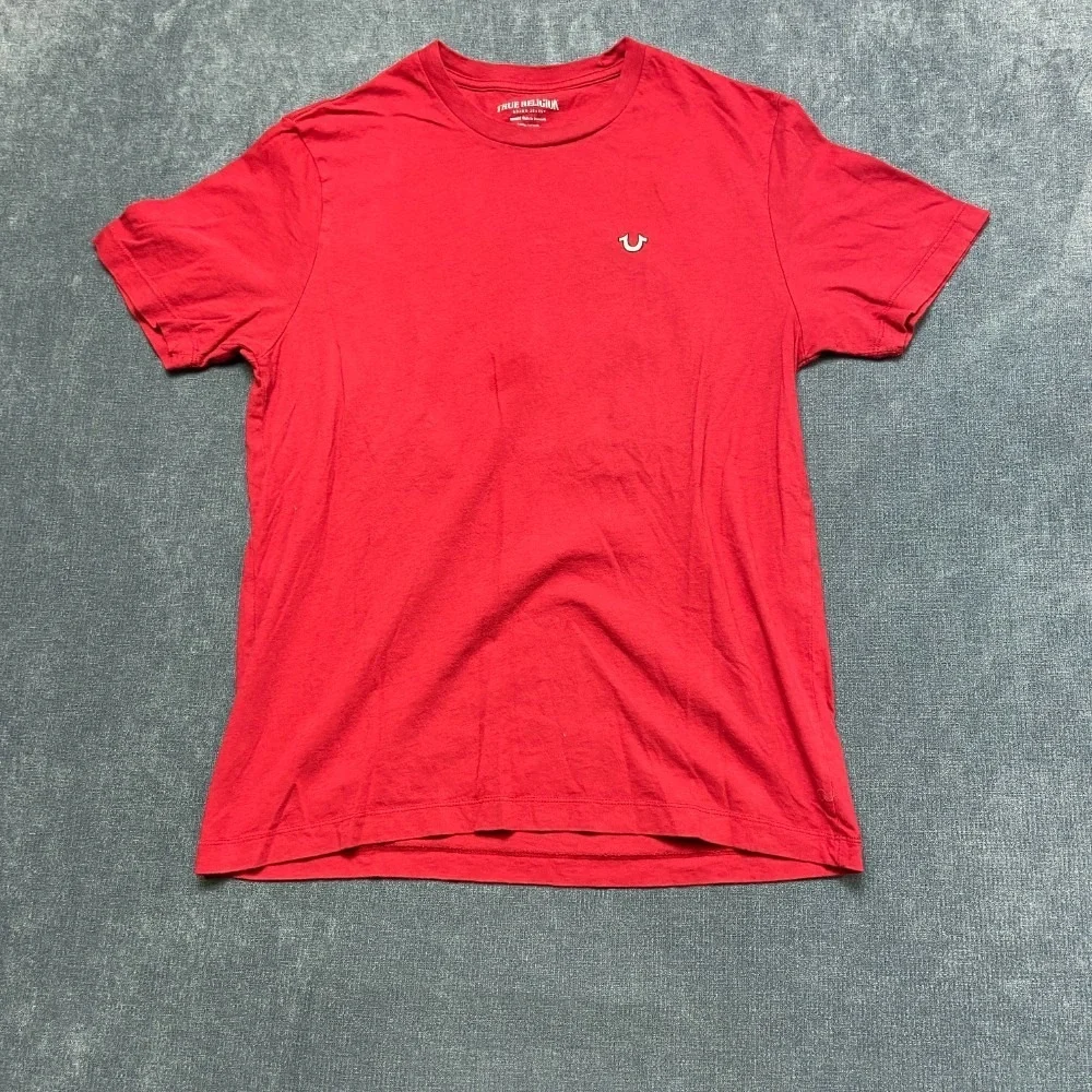True Religion T Shirt Mens Medium Red Cotton Crew Neck Horseshoe Logo Casual Tee